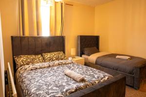 Postel nebo postele na pokoji v ubytování Mansfield House - Sleeps 10, Free Parking, WiFi - Weekly & Monthly Stay Deals!