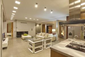 eine große Küche und ein Wohnzimmer mit einem Sofa in der Unterkunft Modern 5 Bedroom Villa in Ibiza Haven, 1239 in Sant Antoni de Portmany