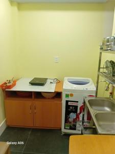 a kitchen with a counter and a sink and a counter at MOTEL Đồng Khởi in Giồng Tú Ðiền