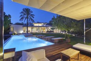 ein Swimmingpool im Hinterhof eines Hauses in der Unterkunft Modern 5 Bedroom Villa in Ibiza Haven, 1239 in Sant Antoni de Portmany