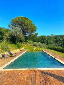 una piscina en una terraza de madera con agua azul en Podere di Maggio - Casa Grande, en Santa Fiora