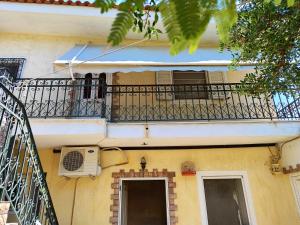 a balcony on the side of a building at Το μπαλκόνι της Ερέτριας in Eretria
