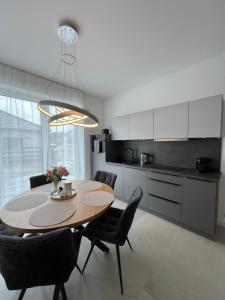 a kitchen with a table and chairs in a kitchen at Moderne Ferienwohnung nahe Worpswede und Bremen-stilvoll & zentral in Lilienthal