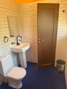 un bagno con un water bianco e un lavandino di Yagoda Moya a Khot