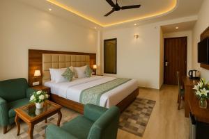 Maclo Classic Luxury Resort - #Lavish & Luxury Rooms #Big Parking #Lift #All Balcony Rooms #Prime Location #Top Selling #Property in Mcleodganj客房内的一张或多张床位