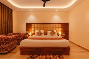 Maclo Classic Luxury Resort - #Lavish & Luxury Rooms #Big Parking #Lift #All Balcony Rooms #Prime Location #Top Selling #Property in Mcleodganj客房内的一张或多张床位
