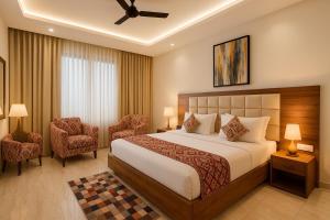 麦罗肯机Maclo Classic Luxury Resort - #Lavish & Luxury Rooms #Big Parking #Lift #All Balcony Rooms #Prime Location #Top Selling #Property in Mcleodganj的一间带一张床和两把椅子的酒店房间 更多37张照片