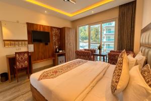 Maclo Classic Luxury Resort - #Lavish & Luxury Rooms #Big Parking #Lift #All Balcony Rooms #Prime Location #Top Selling #Property in Mcleodganj客房内的一张或多张床位