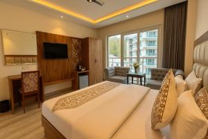Maclo Classic Luxury Resort - #Lavish & Luxury Rooms #Big Parking #Lift #All Balcony Rooms #Prime Location #Top Selling #Property in Mcleodganj的电视和/或娱乐中心