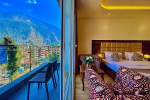 麦罗肯机Maclo Classic Luxury Resort - #Lavish & Luxury Rooms #Big Parking #Lift #All Balcony Rooms #Prime Location #Top Selling #Property in Mcleodganj的一间带床的卧室和一个可欣赏美景的阳台