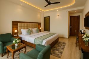 Maclo Classic Luxury Resort - #Lavish & Luxury Rooms #Big Parking #Lift #All Balcony Rooms #Prime Location #Top Selling #Property in Mcleodganj客房内的一张或多张床位