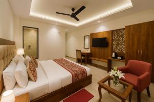 Maclo Classic Luxury Resort - #Lavish & Luxury Rooms #Big Parking #Lift #All Balcony Rooms #Prime Location #Top Selling #Property in Mcleodganj的电视和/或娱乐中心