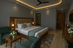 Maclo Classic Luxury Resort - #Lavish & Luxury Rooms #Big Parking #Lift #All Balcony Rooms #Prime Location #Top Selling #Property in Mcleodganj客房内的一张或多张床位