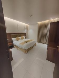 a bedroom with a large bed in a room at نيلوفر فور محايل عسير in Muhayil
