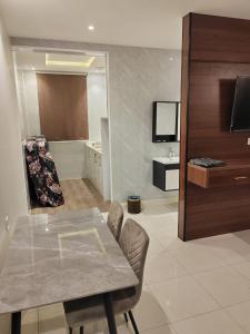 a living room with a table and a television at نيلوفر فور محايل عسير in Muhayil