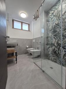 a bathroom with a shower and a toilet and a sink at 3 Amici all'Arena in Verona