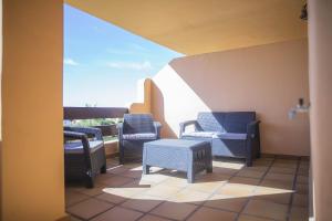 Un patio con sillas y una mesa en el balcón. en Casares Beach, en San Luis de Sabinillas