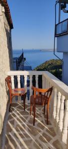 two chairs sitting on a balcony overlooking the ocean at Papu's Villa in Piqeras +12 photos