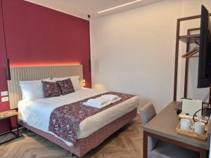a hotel room with a bed and a desk with a desk at 3 Amici all'Arena in Verona +7 photos