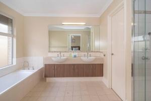 Ένα μπάνιο στο Mainsail Views +7 φωτογραφίες