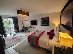 a bedroom with a bed and a desk in it at B&B Maison Durbois in Durbuy