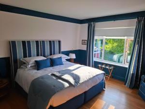 Postel nebo postele na pokoji v ubytování Corrib Lodge