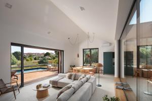 ロヴィニにあるCasa Mariaの大きなソファとテーブルのあるリビングルーム