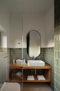 ロヴィニにあるCasa Mariaの洗面台と鏡のあるバスルーム