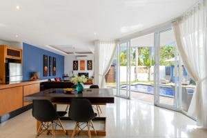 a kitchen and dining room with a table and chairs at Lipa Talay Jed in Lipa Noi