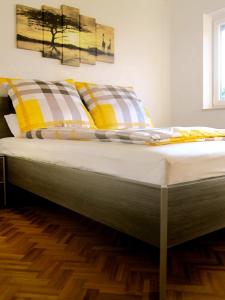 a large bed in a room with at Ferienwohnung Am Ziegelbach in Hechingen