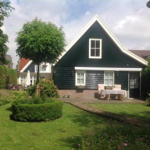 a black house with a table in the yard at B&B De Singel in Medemblik