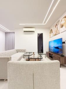Μια τηλεόραση ή/και κέντρο ψυχαγωγίας στο 2 Bedrooms Apartment with private balcony-26B