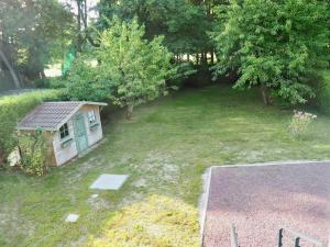 an aerial view of a yard with a small shed at Villa Les Rosiers private parking in Le Touquet-Paris-Plage