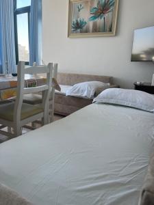 ein Hotelzimmer mit einem Bett und einem Tisch und Stühlen in der Unterkunft The Soft Pines Escape in Golem