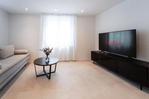 TV a/nebo společenská místnost v ubytování Exquisite Wohnung im Kanton Zürich! + 3 fotografie