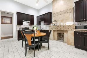 ニューオーリンズにあるElegant 4BR Condo in Downtownのキッチン(木製テーブル、黒い椅子付)