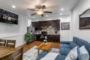 ニューオーリンズにあるElegant 4BR Condo in Downtownのリビングルーム(青いソファ、天井ファン付)
