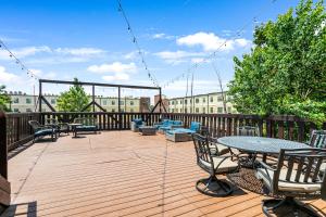 ニューオーリンズにあるElegant 4BR Condo in Downtownのバルコニー(テーブル、椅子付)