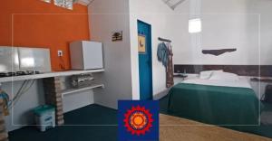 una camera con letto e cucina di Cabanas Caraúbas - frente para o mar, ar & Tv a Maxaranguape Altre 64 foto