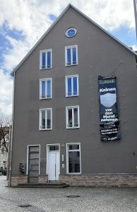ein graues Gebäude mit einem Schild an der Seite in der Unterkunft ROSIS HOME Geräumige Citywohnung im Herzen Schorndorfs - Ideal für Gruppen und Familen in Schorndorf