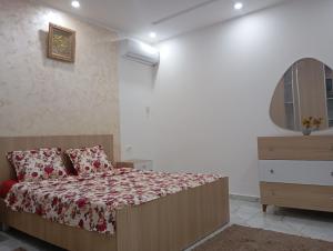 a bedroom with a bed and a dresser at اقامة بيرم Résidence Bayrem in Houmt Souk