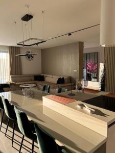 a kitchen and living room with a table and chairs at La Casa di Anna in Slatina Varoš