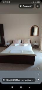 a bedroom with a large white bed in a room at Villa Erasmia in Dhékarkhon