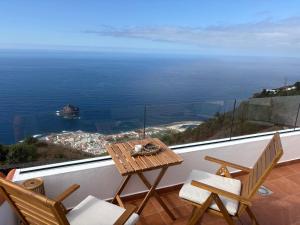 ガラチコにあるLa Casita de Carolのテーブルと椅子と海のあるバルコニー