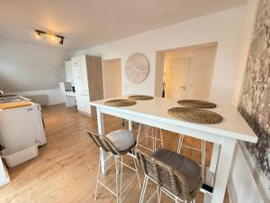 a kitchen with a table and stools in a room at Ferienwohnung Stage One Zentrale Lage in Weißenthurm