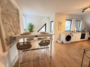 a kitchen with a table and chairs in a room at Ferienwohnung Stage One Zentrale Lage in Weißenthurm