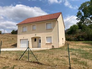 a house in the middle of a field at Maison de vacances in Cosnac
