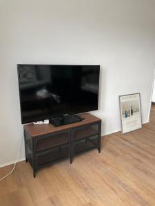 a flat screen tv on a stand in a room at Schöne Wohnung in Bahnhofsnähe in Wels