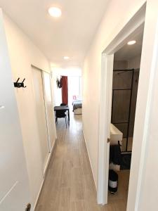 un pasillo con una puerta que conduce a una habitación en RUBIK's studio, lovely Las Americas, en Costa de Adeje 11 fotos más