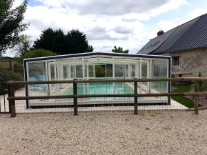 Bazén v ubytování Gîte Mustang avec accès piscine nebo v jeho okolí